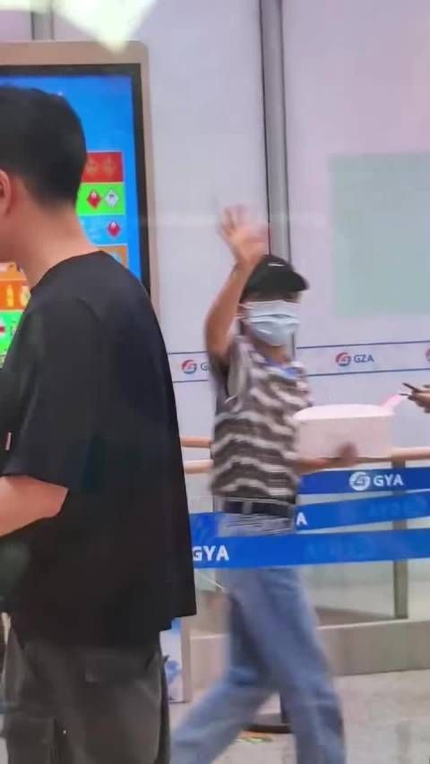 周深离开贵阳向粉丝招手，现在更羡慕工作人员离的那么近