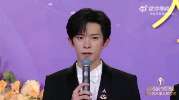 易烊千玺得奖后状态，黑色西装双造型亮相