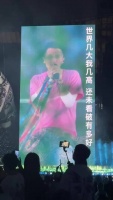谢霆锋好粉，麦架也好粉，布带随节奏飞扬的样子像在跳舞