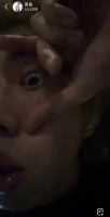 人 看看兔的眼睛