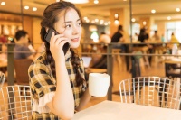 已婚女人偷偷爱上外面的男人，通常不会主动联系，会有这种表现，别回应