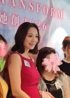 香港知名花旦怀二胎首现身，40岁挺孕肚状态佳，公开演讲超一小时