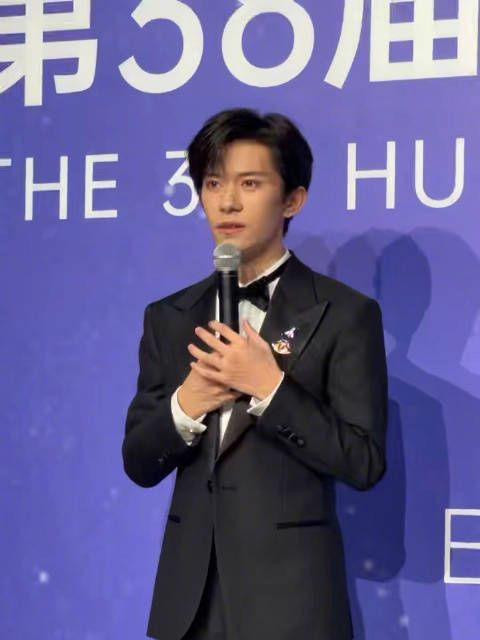 易烊千玺回应领奖时哽咽 易烊千玺说一直有好好照顾自己
