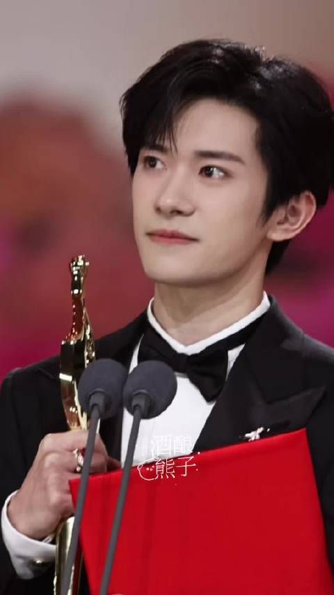 易烊千玺百花奖哽咽，称热爱演员职业希望拉长生命力