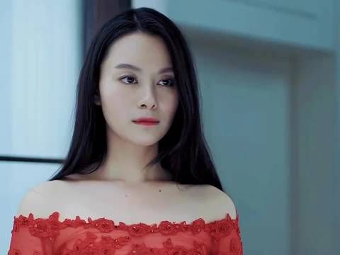 男友看到去世前女友的鬼魂被吓一跳,一转眼却消失不见了!