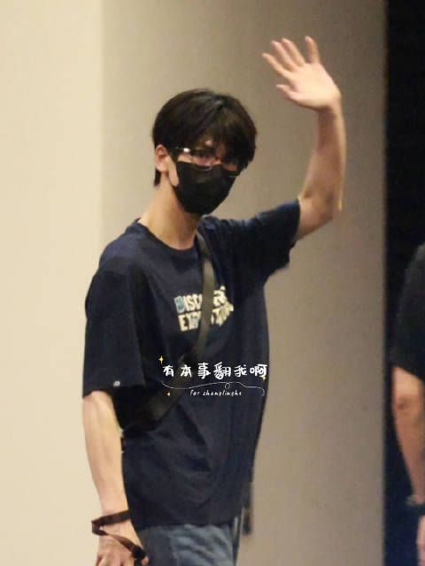 张凌赫宝格丽品牌大使 0811 上海️ 张哥这么晚还打招呼，是真爱！