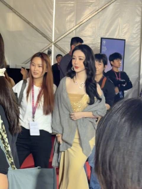 杨紫柔美气质恰到好处
