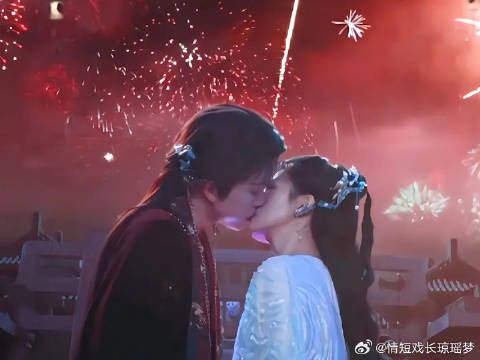 白烁把失忆的梵樾称为：木木，后来梵樾恢复记忆回想起木木亲了白烁，吃醋