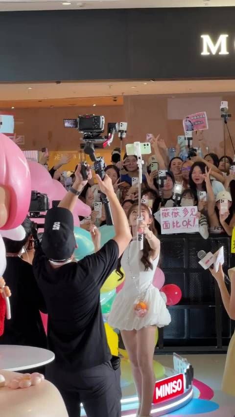 田曦薇你也太太太好了吧…在现场跟所有粉丝拍合照