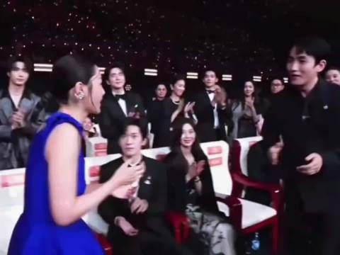 朱一龙温柔谦和 演技顶级 人缘好 他周围的磁场看着就很干净 爱了爱了