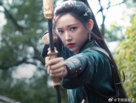 她生来便有分量，半是刀锋，半是丝柔
