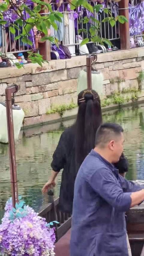 邓为游船出场,靠岸瞬间人设成形