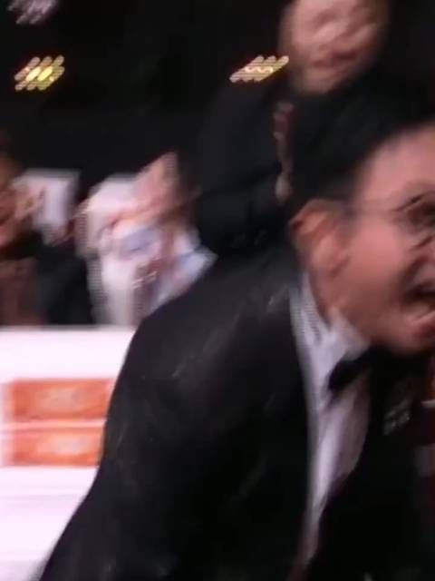 大鹏获奖后第一个抱的人是马丽