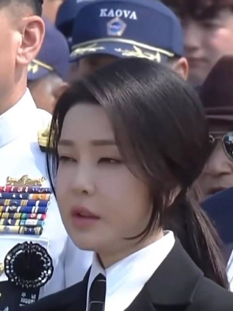 金建希庭审承认收受名牌包，反问为何只调查自己