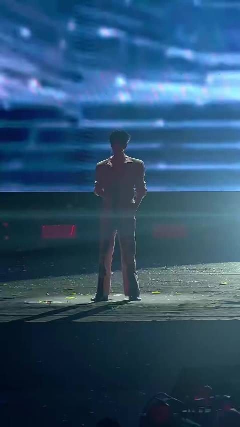张凌赫跨年硬曲走秀，帅脸配进行曲震撼视听