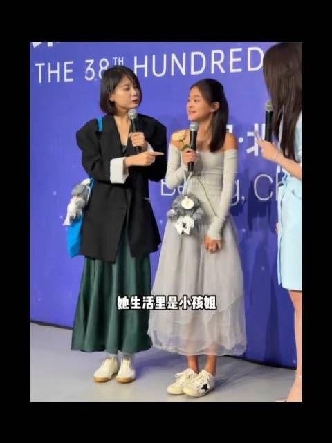 梅婷女儿百花奖采访紧张害羞才是这个年龄最真实的样子吧!