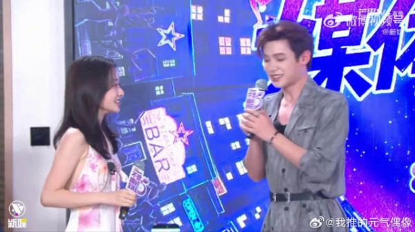 周五熬夜纯纯为了等黄明昊，这段正太风扭腰看完忍不住嘴角上扬