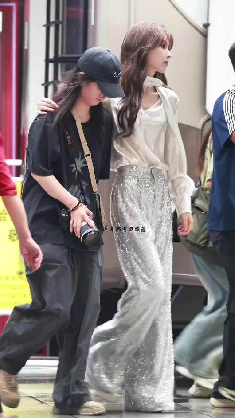 田曦薇白裙长发造型，反差感又美又飒