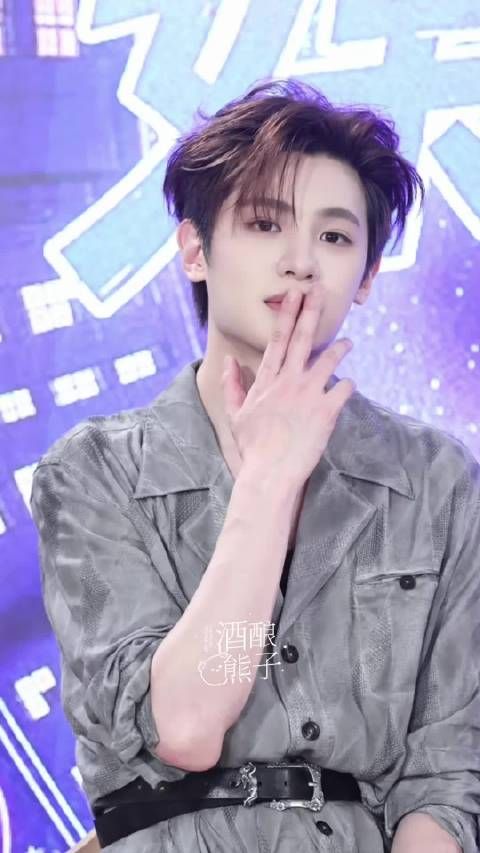 黄明昊饭撒有求必应