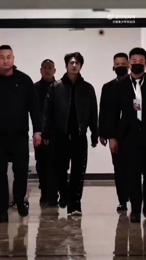 张凌赫烟雾中走出，沉稳淡定气场足