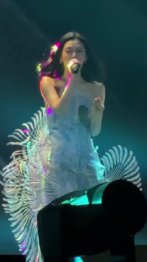 宁艺卓台北solo舞台演绎高定透明羽翼梦幻流转