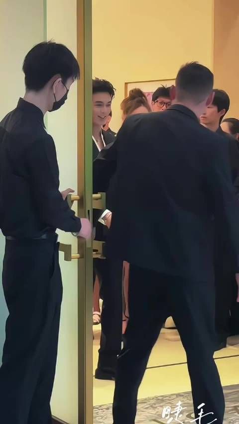 吴磊沈阳活动温柔询问能否再往外走，只为更靠近粉丝