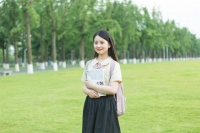 女人有这三个默许行为，那就是盼着和你发展成亲密情人
