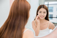 已婚女人想一个男人想到不行，基本不会明说，反而会抛这五个信号的