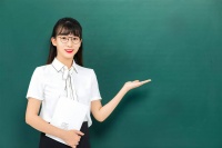 已婚女人要是偷偷惦记你，多半不会主动联系，反而会有这种表现，别傻傻靠太近