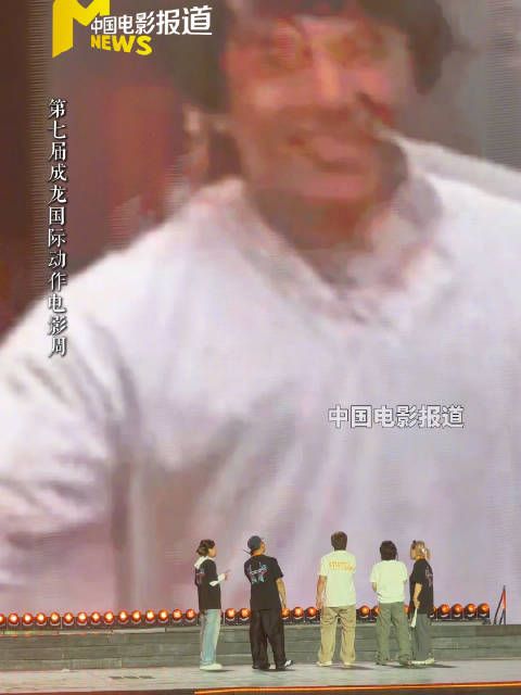 彩排现场，成龙看着大屏上自己的过往影像花絮演唱《真心英雄》