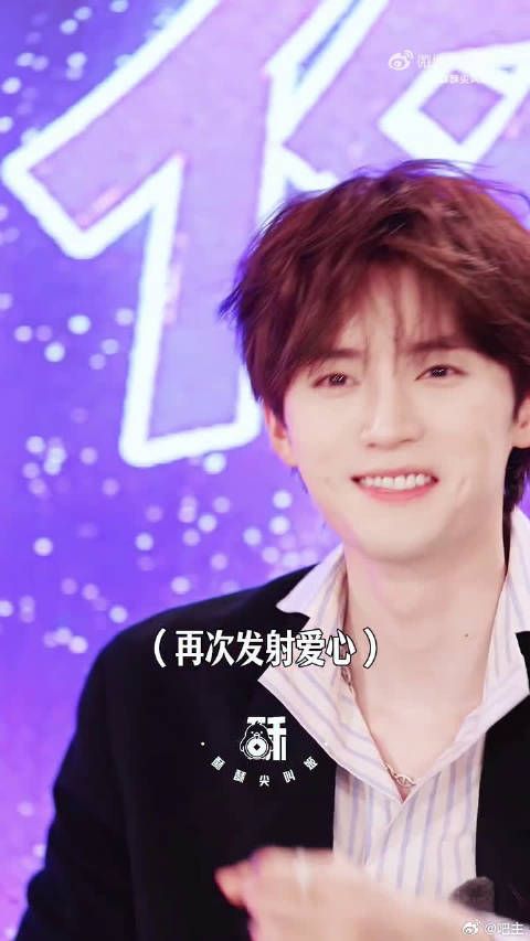 《不想睡的星期五》直播被周翊然圈粉，饭撒氛围感直接拉满，妥妥拿捏粉丝的心