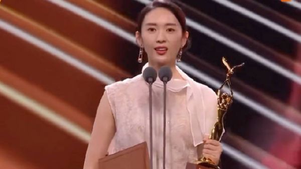 童瑶在大江大河里演王凯的姐姐 戏份不多 但很让人印象深刻 还拿了金鹰奖