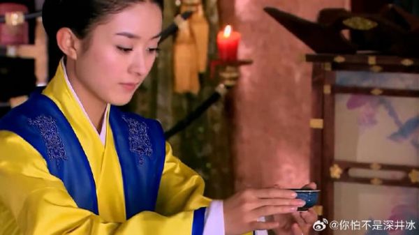 刚来小宫女,端茶像是从小就学过,殊不知她是皇商之女