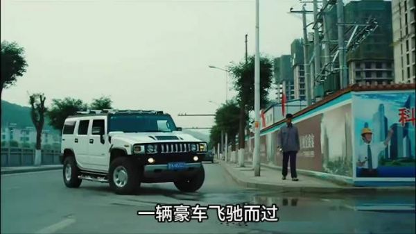 父亲宁愿装作乞丐，也不愿让在校的女儿被同学笑话