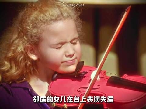 “站在舞台上的一瞬间，她就是母亲眼里最耀眼的存在”