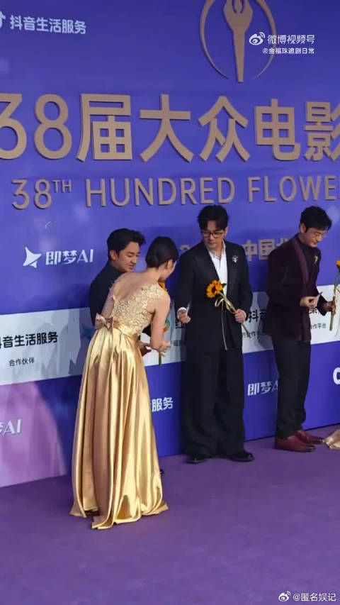 黄晓明苏有朋王祖蓝跨界主持百花奖，把控舞台流畅自然