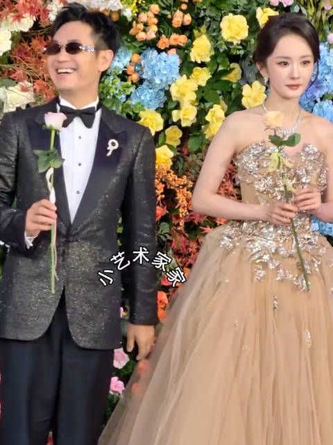 杨幂和大鹏登上百花奖红毯!太美了女王!