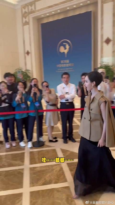 陈都灵红毯杀疯了！黑纱配反戴项链，姐就是女王，又美又嚣张！