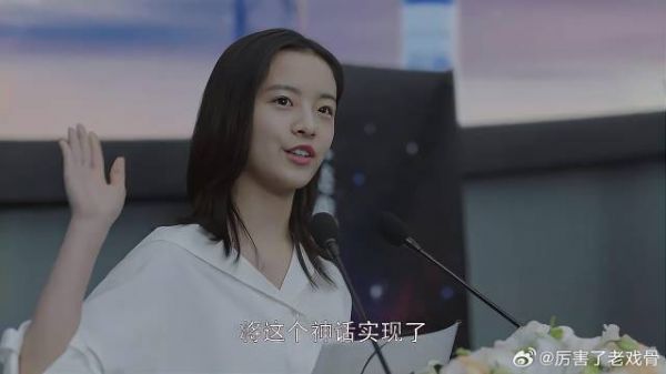 老爸老妈看到女儿 双语讲解天文知识，感动得落泪