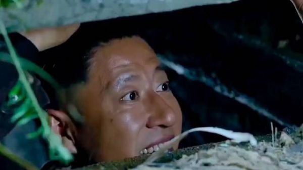 男人打开地道准备出城,看到外面接应的队伍她高兴坏了,可没想到…