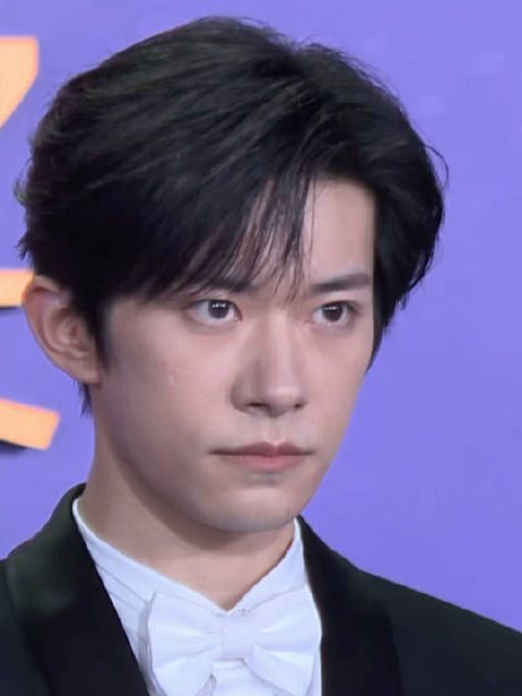 亮相第38届大众电影百花奖闭幕式红毯，恭喜千玺获得最佳男主角！