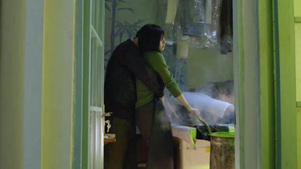 女孩在小店里打工赚钱，老板平时总爱故意凑过来找她麻烦