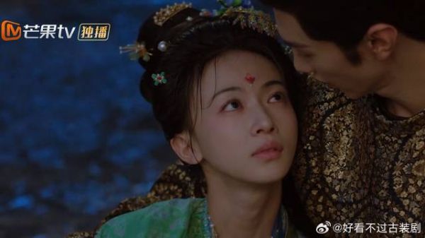 孟廷辉雨中饮酒,英寡舍不得她生病,直接抱在怀里