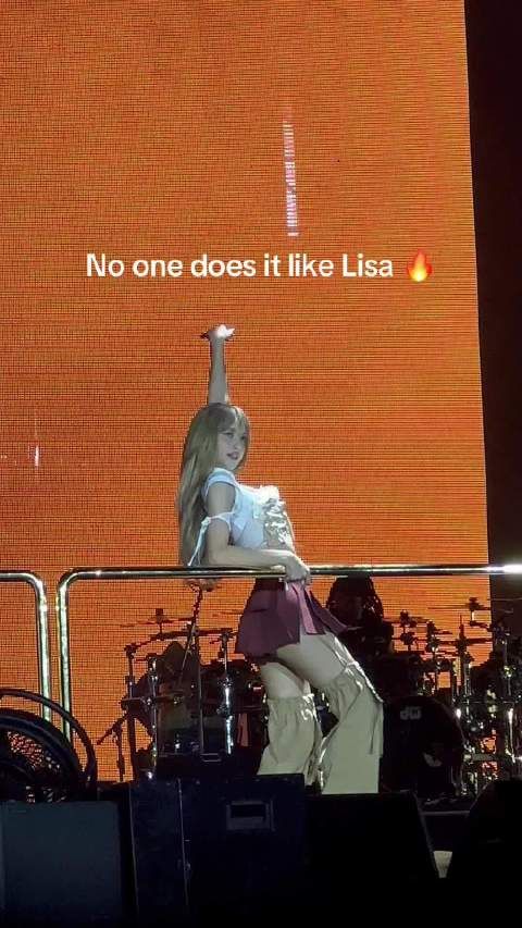 这段lisa在世界巡演上的火辣表现的视频在tiktok大火
