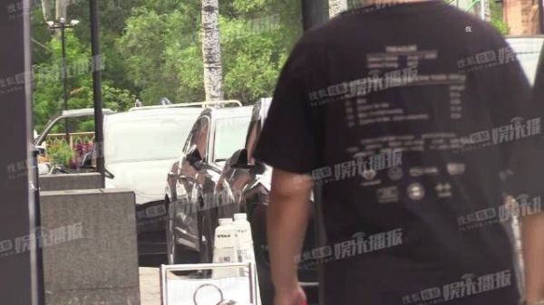 哇，马丽现身陈思诚工作室，看起来心情很不错！