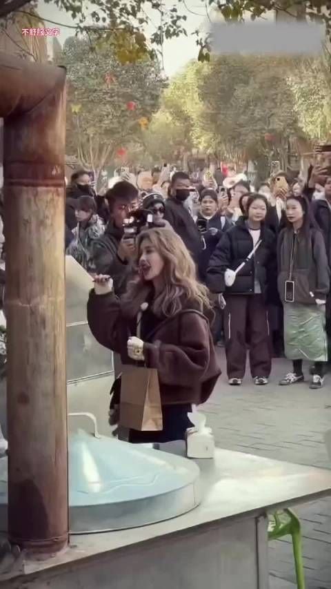 白鹿吃烤肉经纪人在旁边急死了！ 白鹿！你给我住嘴！