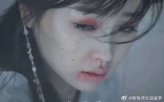 “隔着眼泪看世界 仿佛整个宇宙都在哭…”
