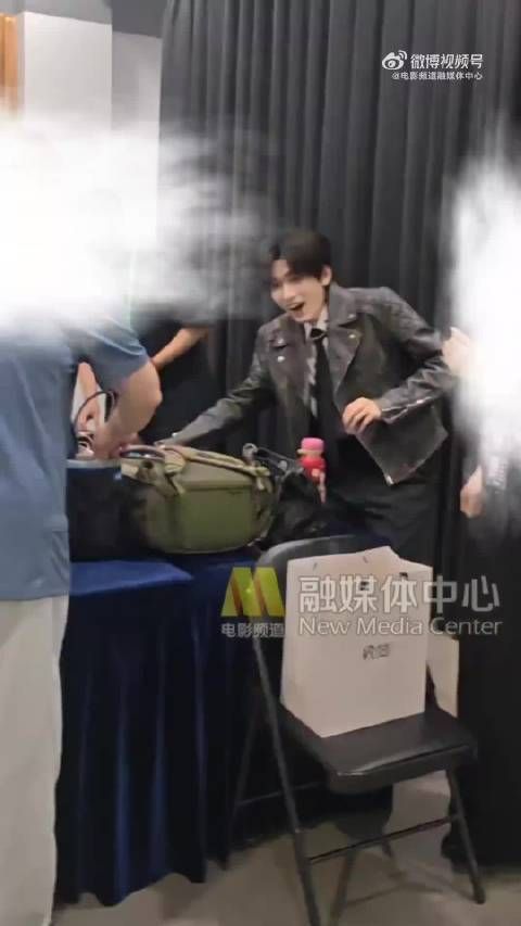 周深鞠躬叫前辈老师，宋亚轩吓到连说求你了