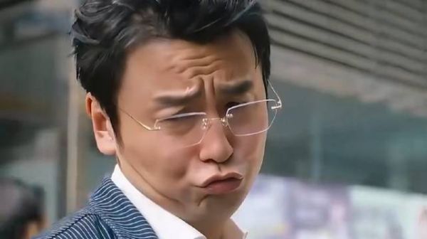 陈俊生，不仅抛妻弃子，连小孩气球都要戳破，这表情真欠欠的
