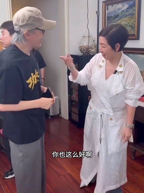 周星驰回TVB接受好友黎芷珊的采访，大家氛围真好